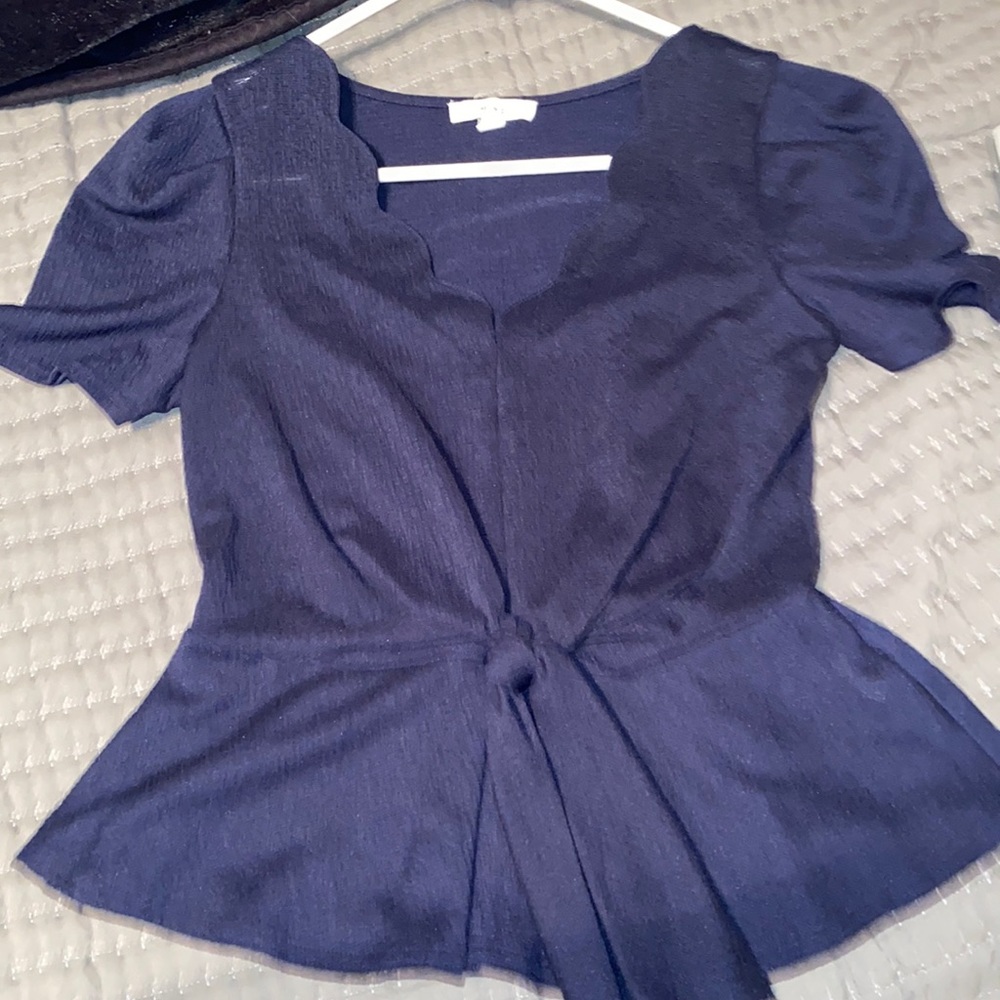 Cute top in dark blue with a tie at the waist!